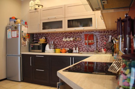Контрастный набор кухонной мебели с гранитной раковиной