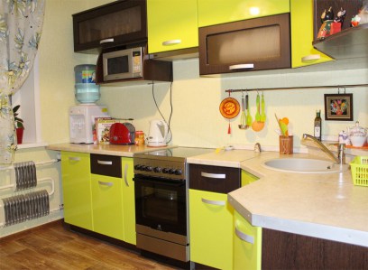 Желтая кухонная мебель углового типа